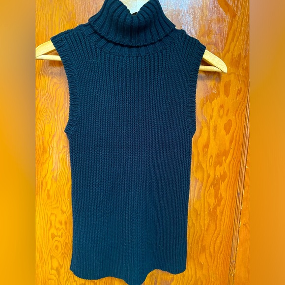 Sleeveless cable turtleneck - Picture 2 of 2